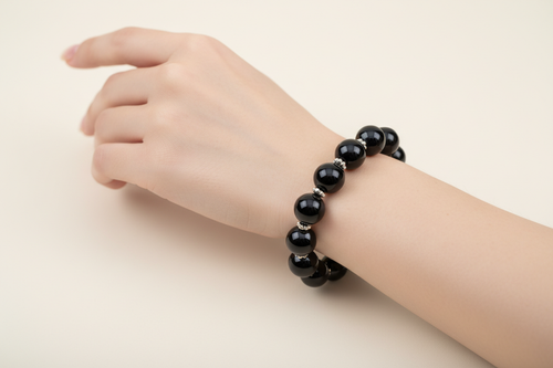 精致贵气的Black Obsidian (黑曜石)视频戴在欧美年轻女性手上效果